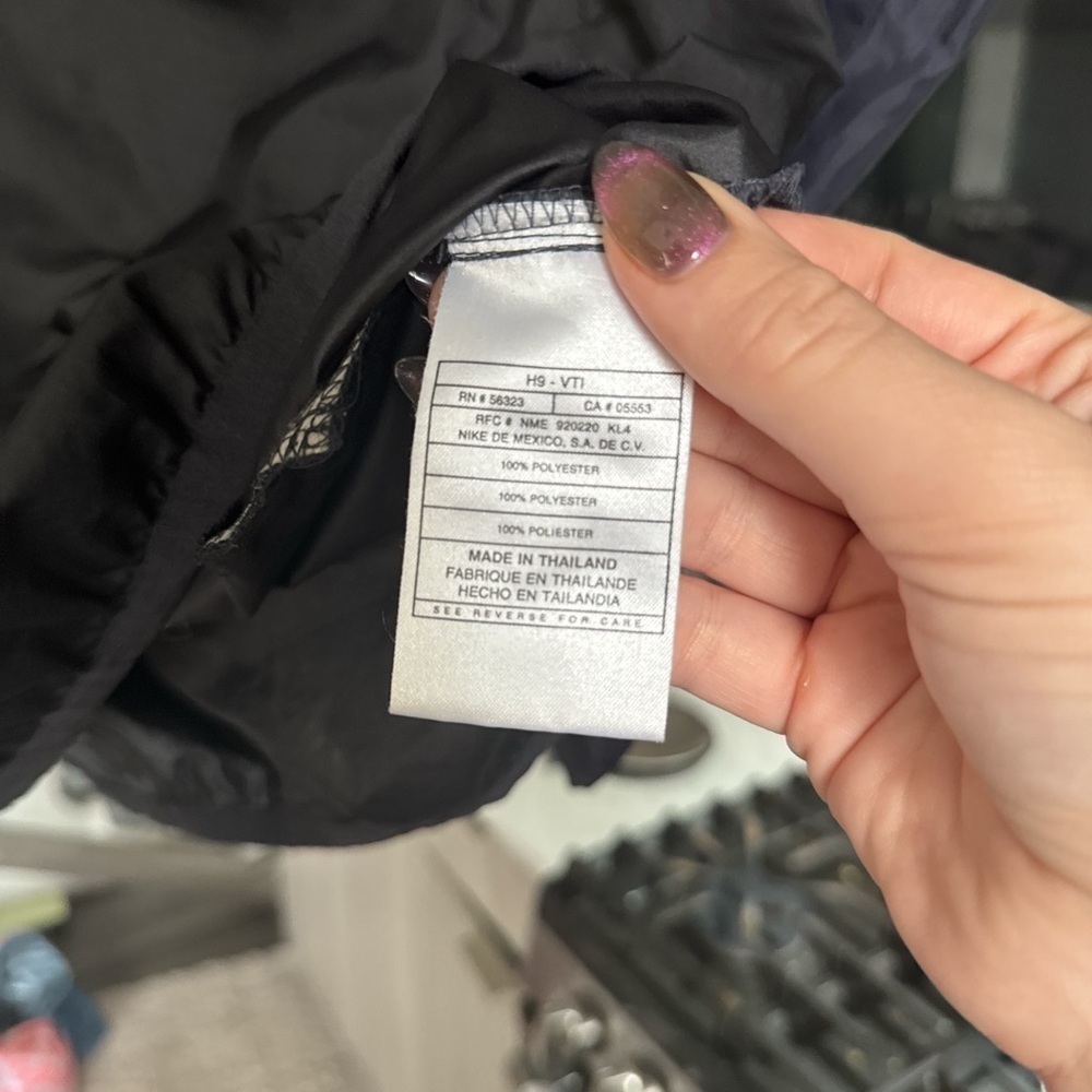 Vintage Nike windbreaker jacket dark navy/black and yellow reflective stripes - Picture 10 of 10